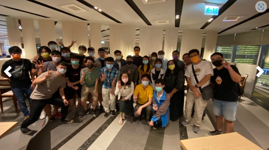 電機系詹寶珠教授(圖中)與其團隊合影