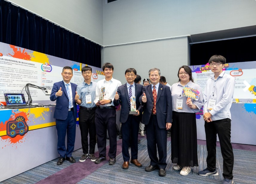 電機系林志隆教授(圖中)團隊與本校沈孟儒校長(圖左一)合影