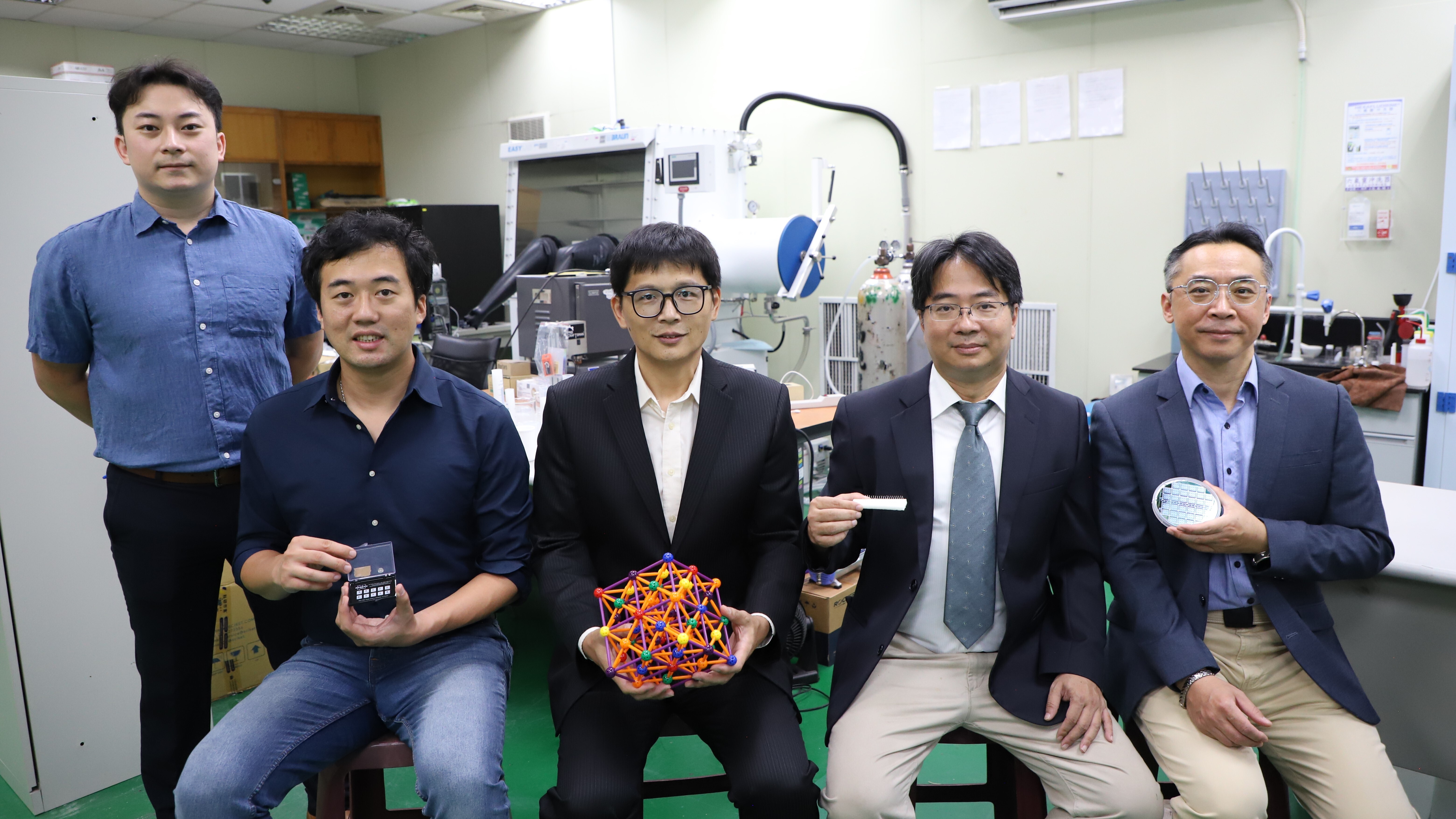 研發團隊核心成員，成大電機施權峰教授（右二）、成大材料劉浩志教授（右一）、成大材料許文東教授（中）、臺師大光電楊承山教授（左二）以及成大電機博士生葉政賢（左一）